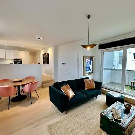 Sunny @theater Area Apartment *